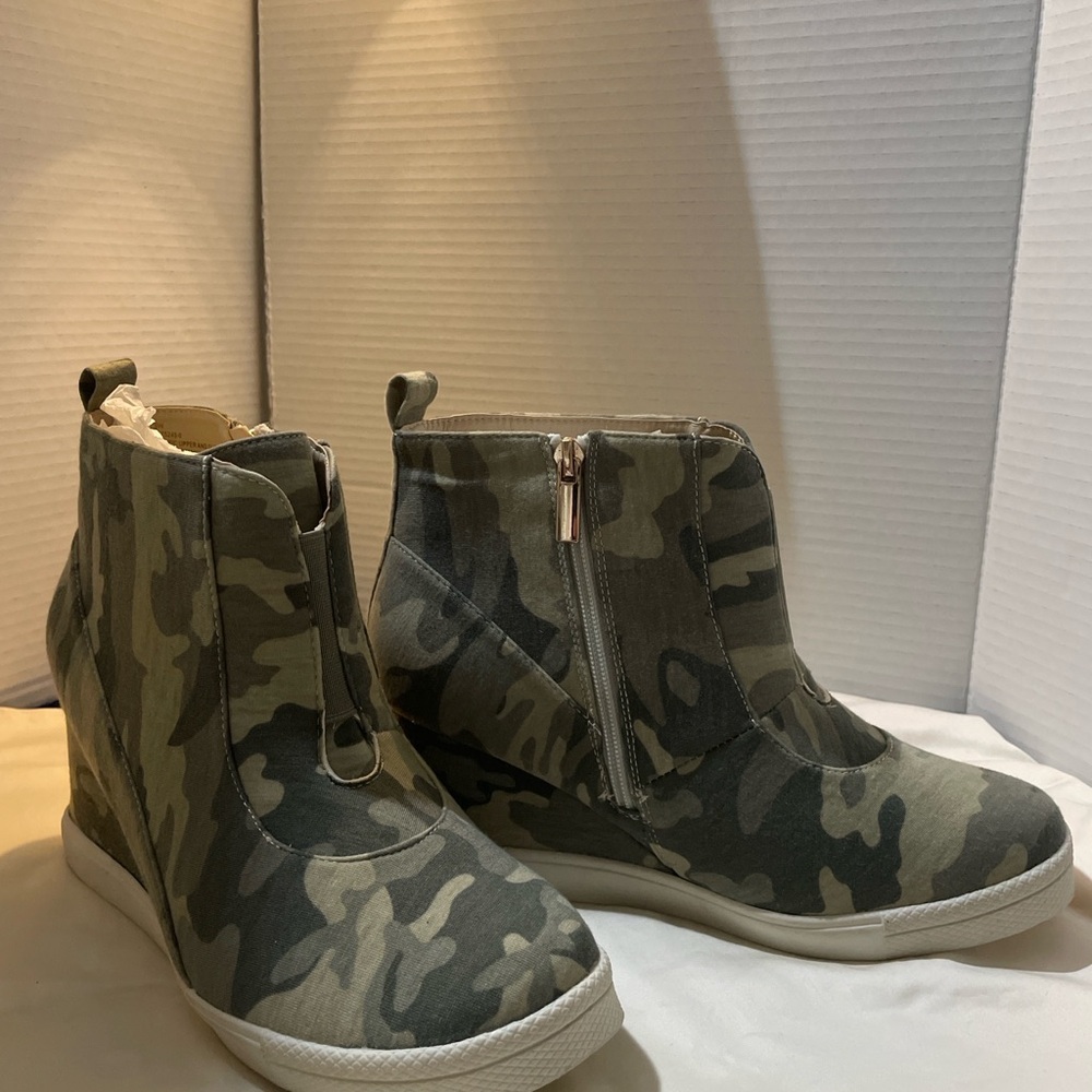 Green Rugged Boots with Padded Collar and Lace-Up Design